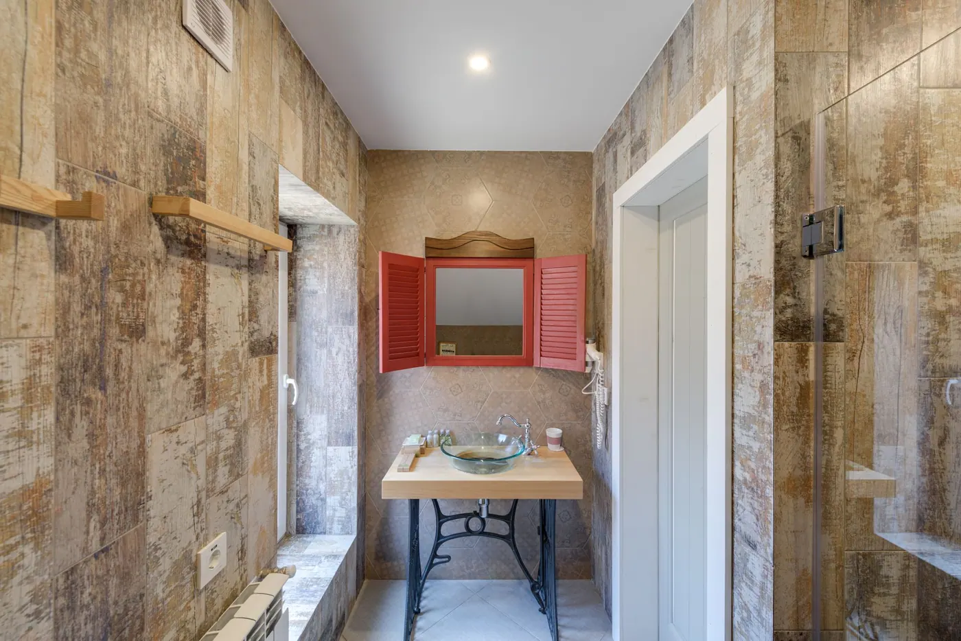 Schmales Bad mit Holzoptik-Fliesen, Waschtisch und offener Dusche