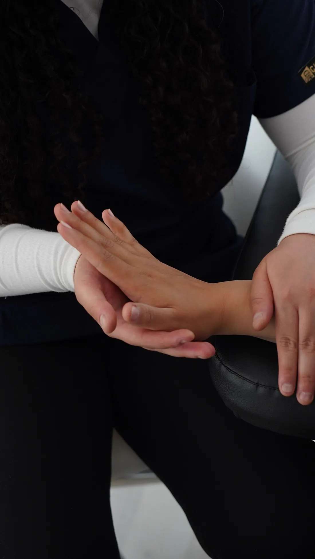 Nahaufnahme eines Handgriffs während der Behandlung