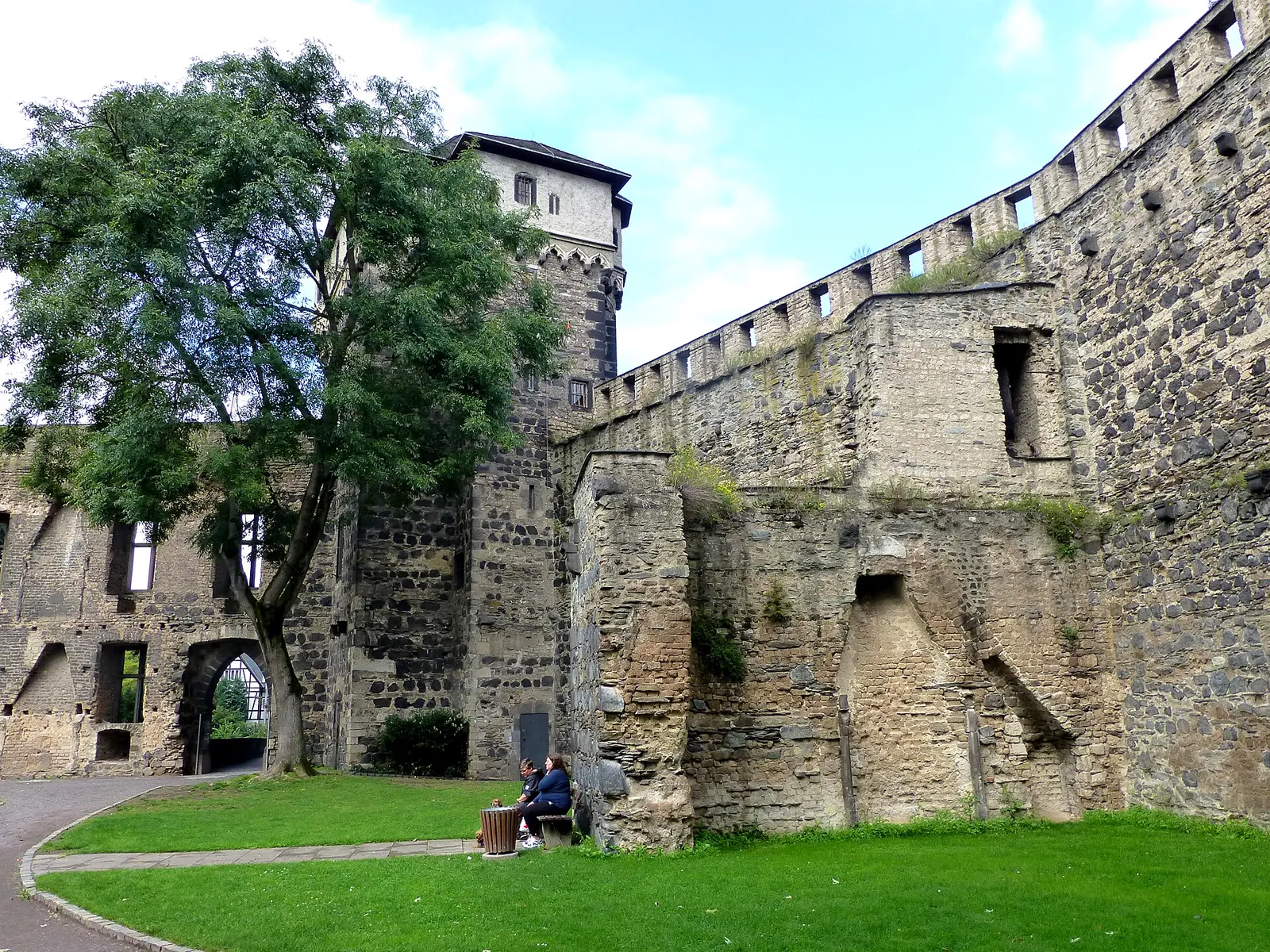 Bergfried und historische Stadtmauer von Andernach