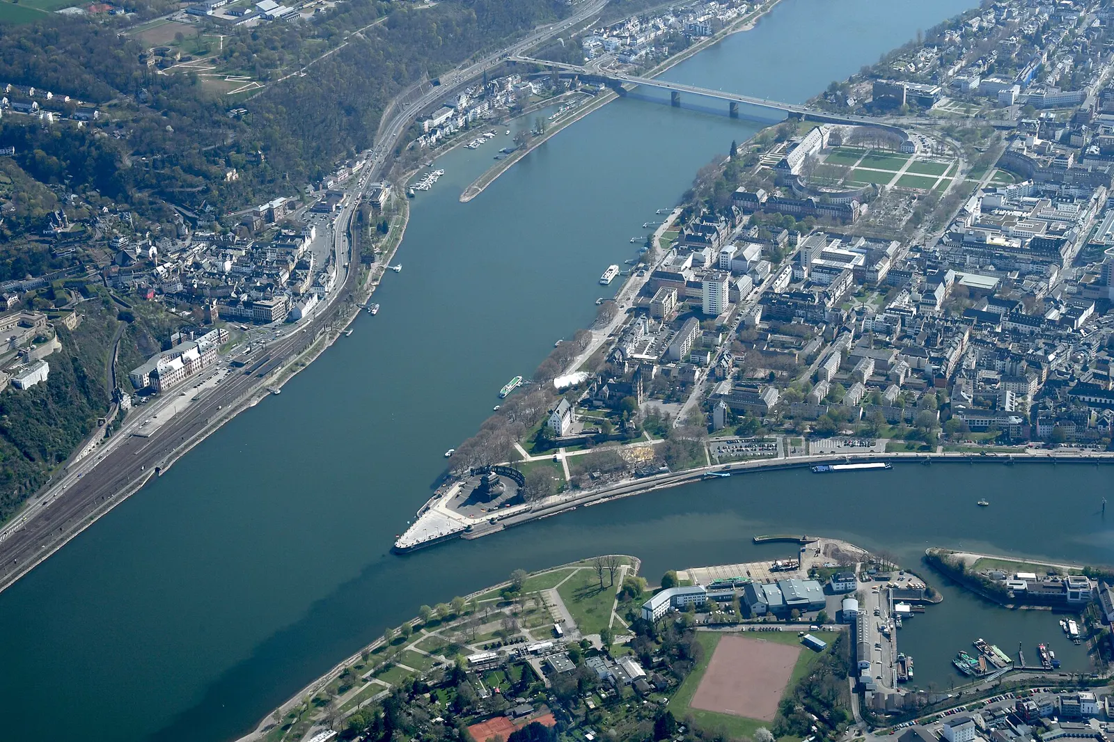 Deutsches Eck in Koblenz, wo Mosel und Rhein zusammenfließen