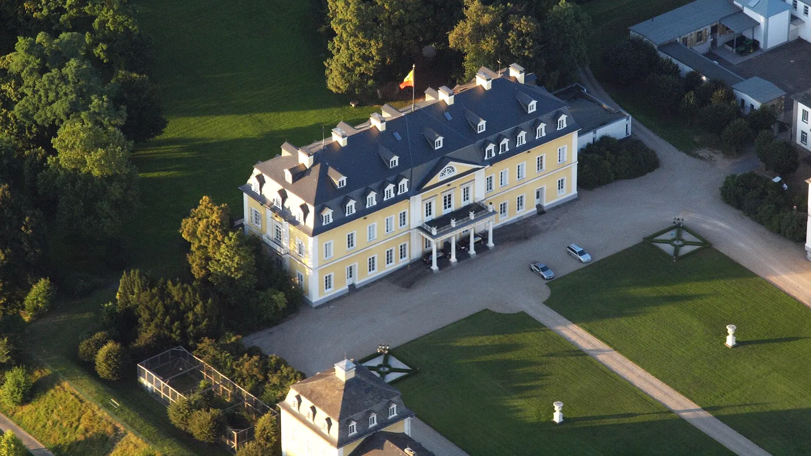 Schloss Neuwied mit Parkanlage am Rhein