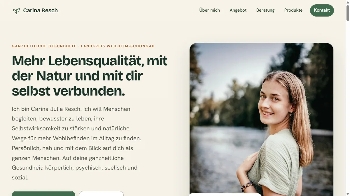 Startseite von Carina Resch: große Überschrift links, Porträtfoto in der Natur rechts, warmer Sandton mit dunkelgrünen Akzenten.