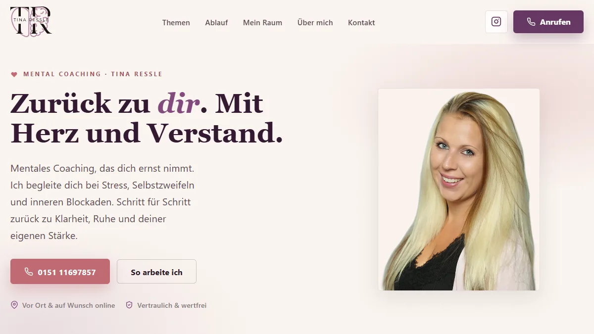 Startseite einer Mental-Coaching-Website: große Serifen-Überschrift, Portrait und zwei Buttons für Anruf und Ablauf.
