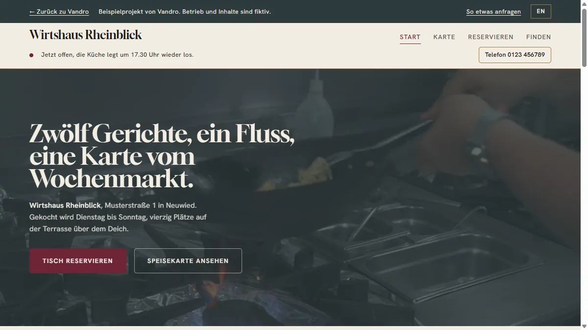 Startseite der Gastro-Demo: Serifen-Überschrift über einem Küchenvideo, Buttons für Reservierung und Speisekarte.