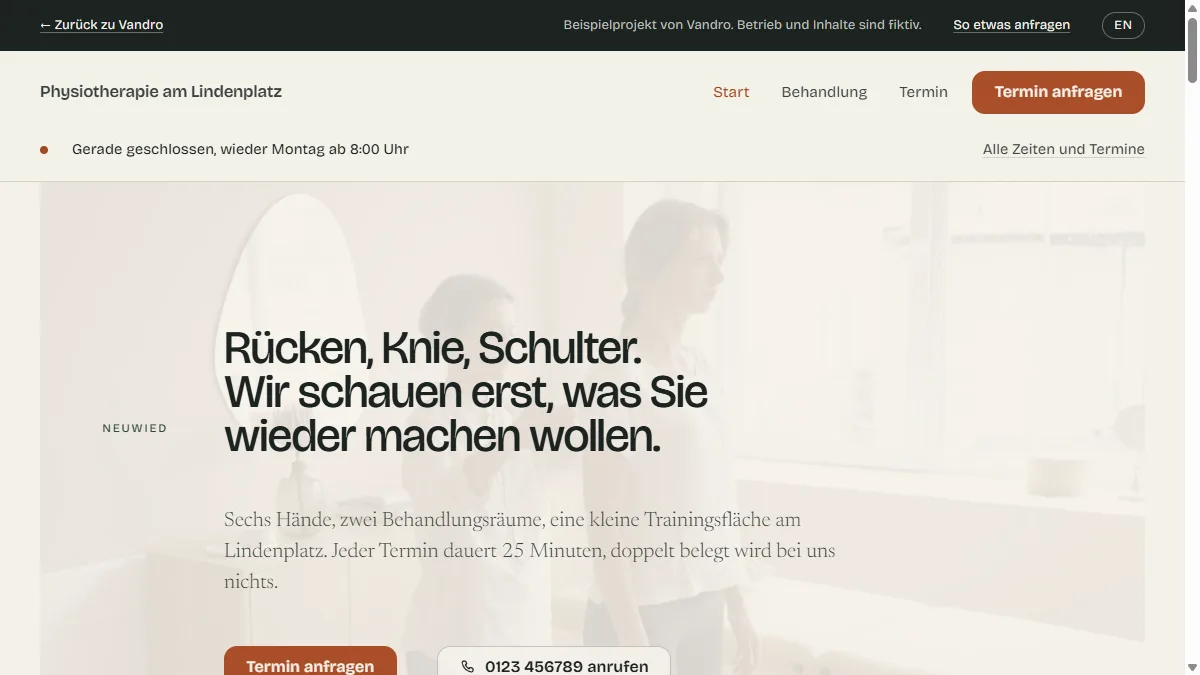 Startseite der Praxis-Demo: helles Papierweiß, Überschrift über einem Behandlungsvideo, Buttons für Termin und Anruf.